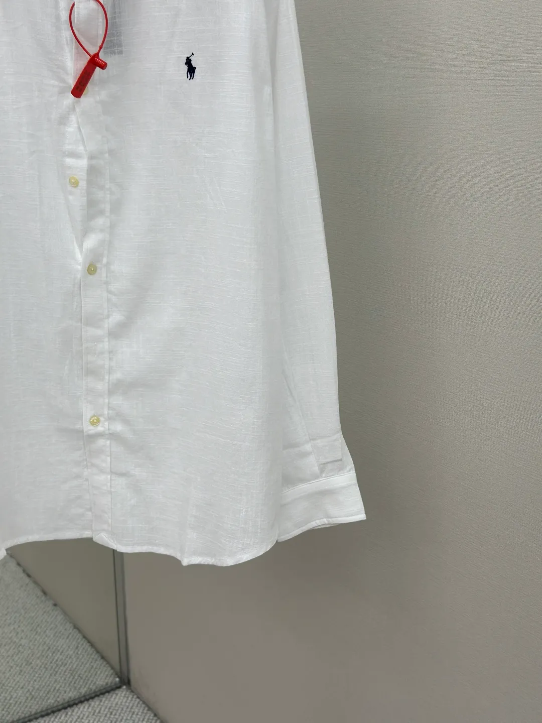 P400 Ralph Lauren embroidered linen shirt. Selected high-quality linen material with natural texture and breathability. Tight and smooth, comfortable and close to the skin. Stunning appearance in a clear light blue. The iconic pony embroidery is like a smart note jumping on the elegant canvas. Simple but highly recognizable. The ingenious design of the outer pleated split back shoulder adds a sense of agility and detachment. The minimalist shape contains the soul of fashion. Process 1: Adopting imported machine embroidery technology and using advanced computer control systems and precision mechanical components to achieve the iconic pony embroidery operation with high precision and smooth and delicate lines. Process 2: Using the side-turn buried clamp sewing process, which is smooth and tidy. Process 3: The fabrics have been washed and have a better hand feel. Not easy to deform, not easy to shrink, not easy to fade, and maintain long-term beauty. Accessories: Customized 1:1 thick plate resin buckle Customized 1:1 Ralph Lauren trademark Fit: Loose fit Size: S M L XL Style number: 25246-B20